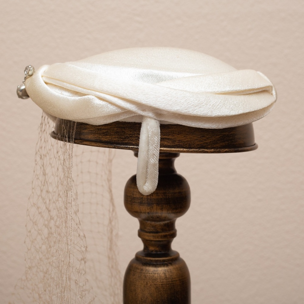 *SOLD* 💎Cream satin vintage 1950s fascinator hat with netting & Rhinestone Drop - Picture 3 of 12